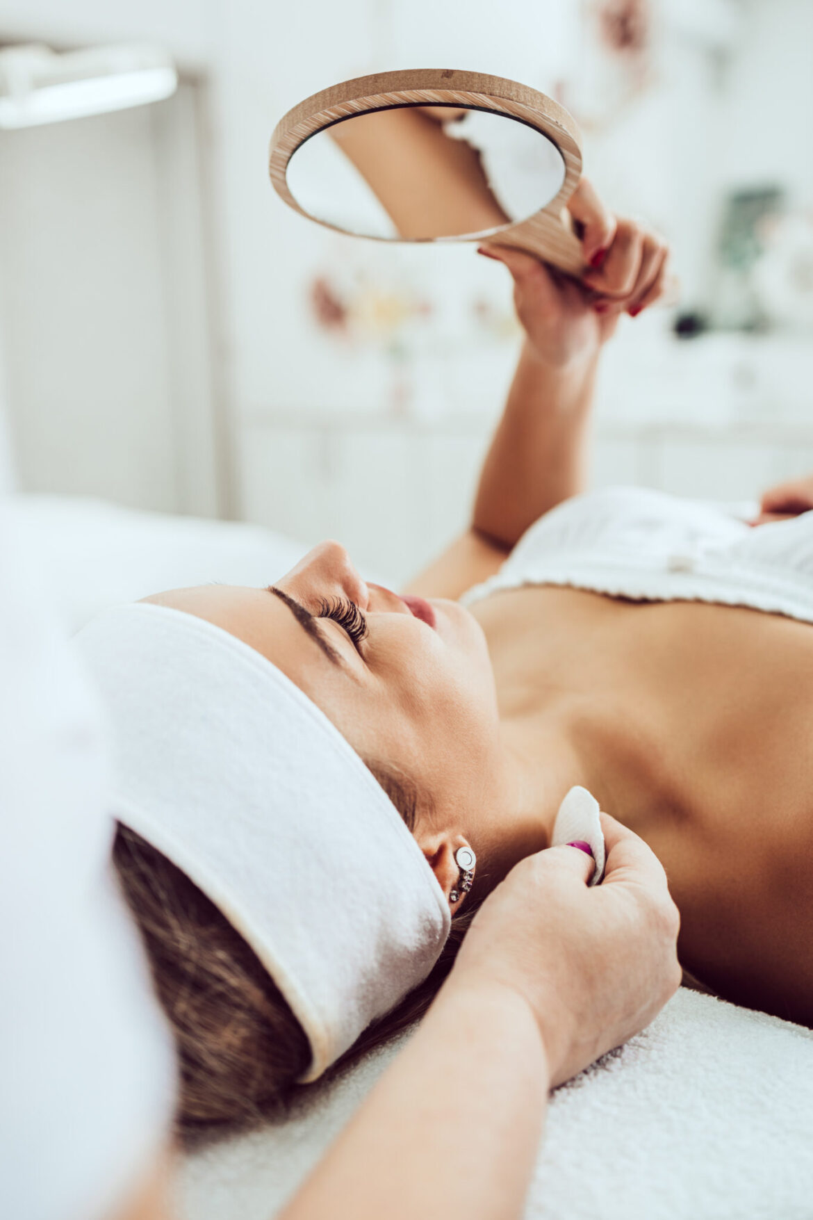 mujer en sesión de tratamiento cosmético