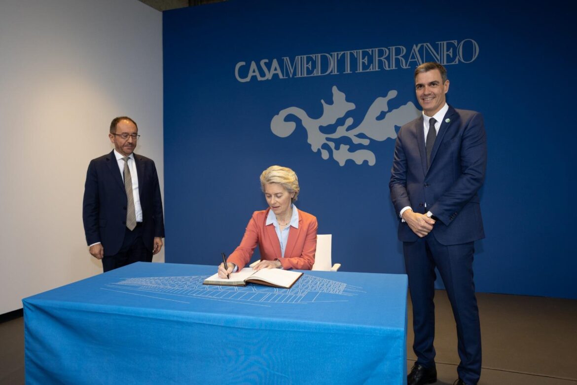 Ursula von der Leyen, presidenta de la Comisión Europea con Pedro Sánchez, firmando sobre el mantel de AITEX