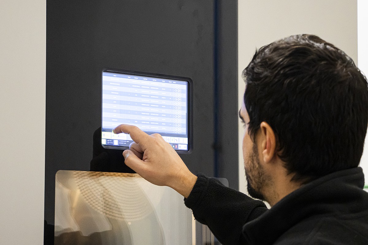 Técnico de AITEX trabajando en el laboratorio de baterias de litio