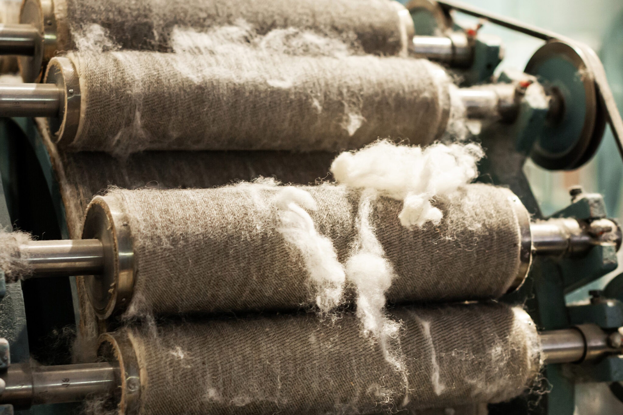 Close-up mechanism of a fabric making machine