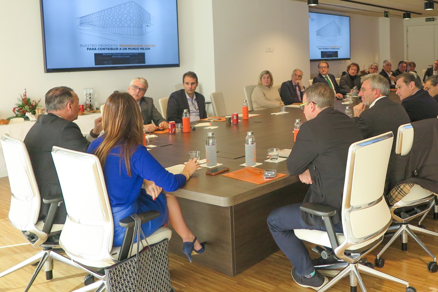 atendiendo consejor rector en diciembre 2023 en nueva sede aitex