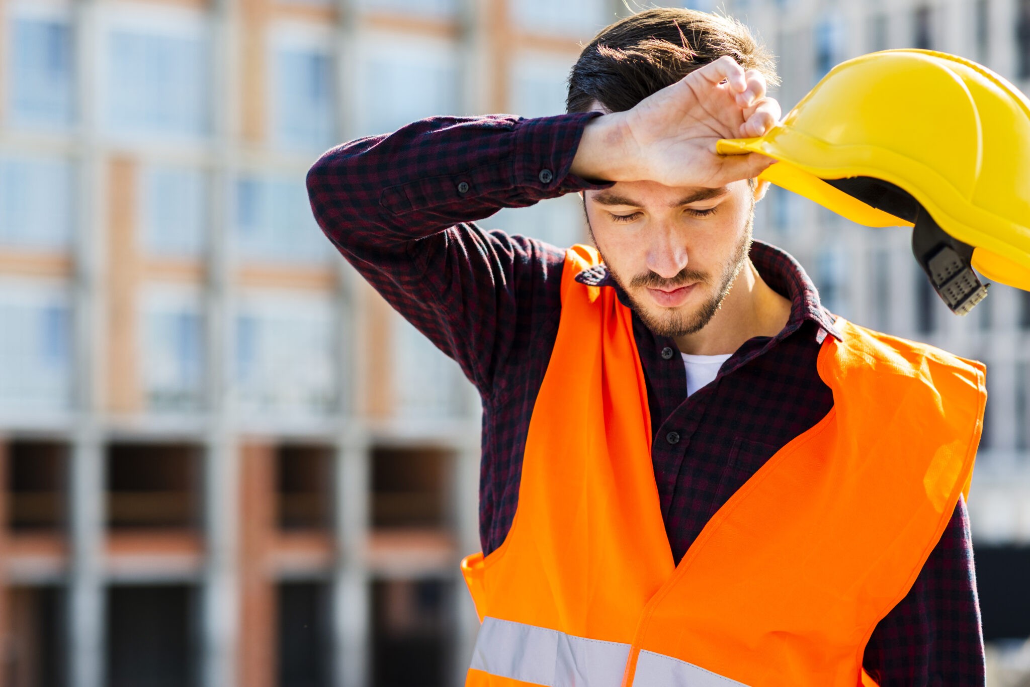 retrato-medio-del-trabajador-de-construccion-cansado